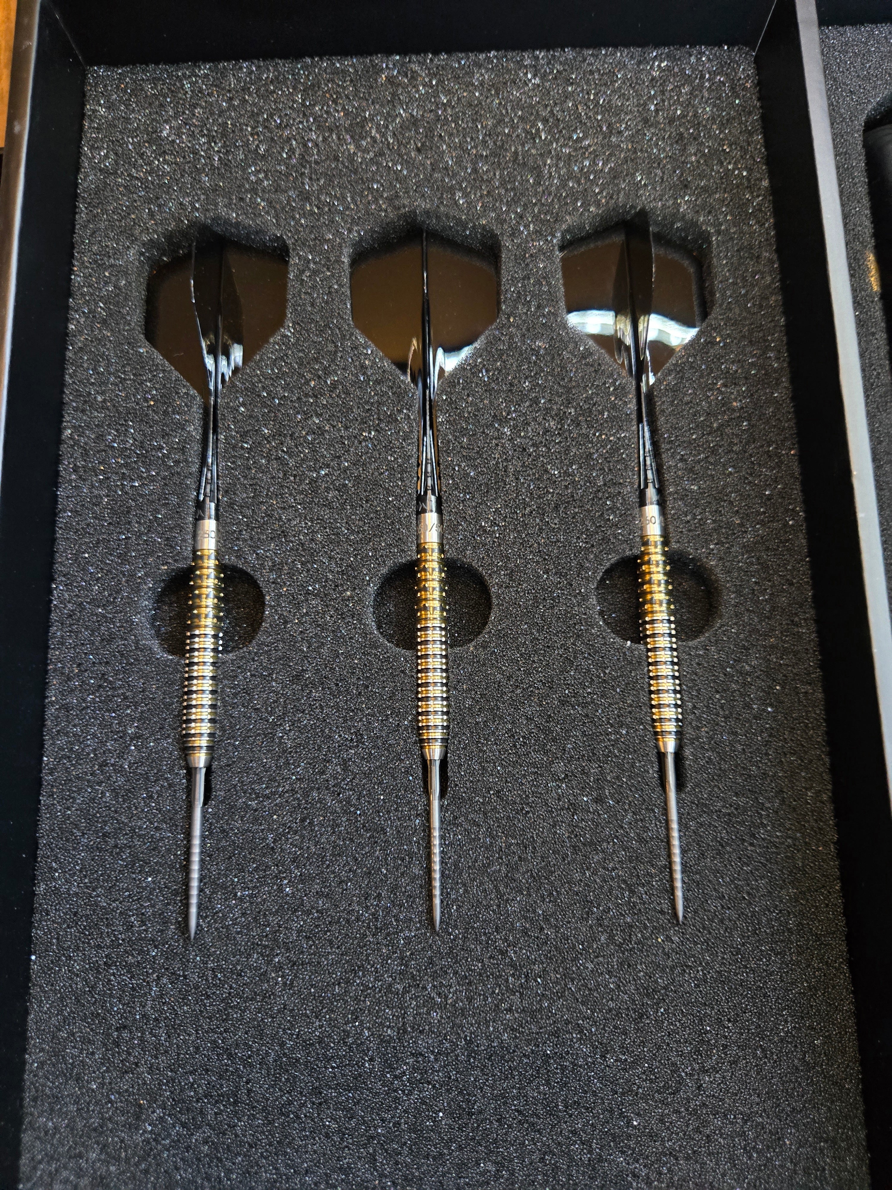 Mission Olly Croft OBE Darts - 260 / 501